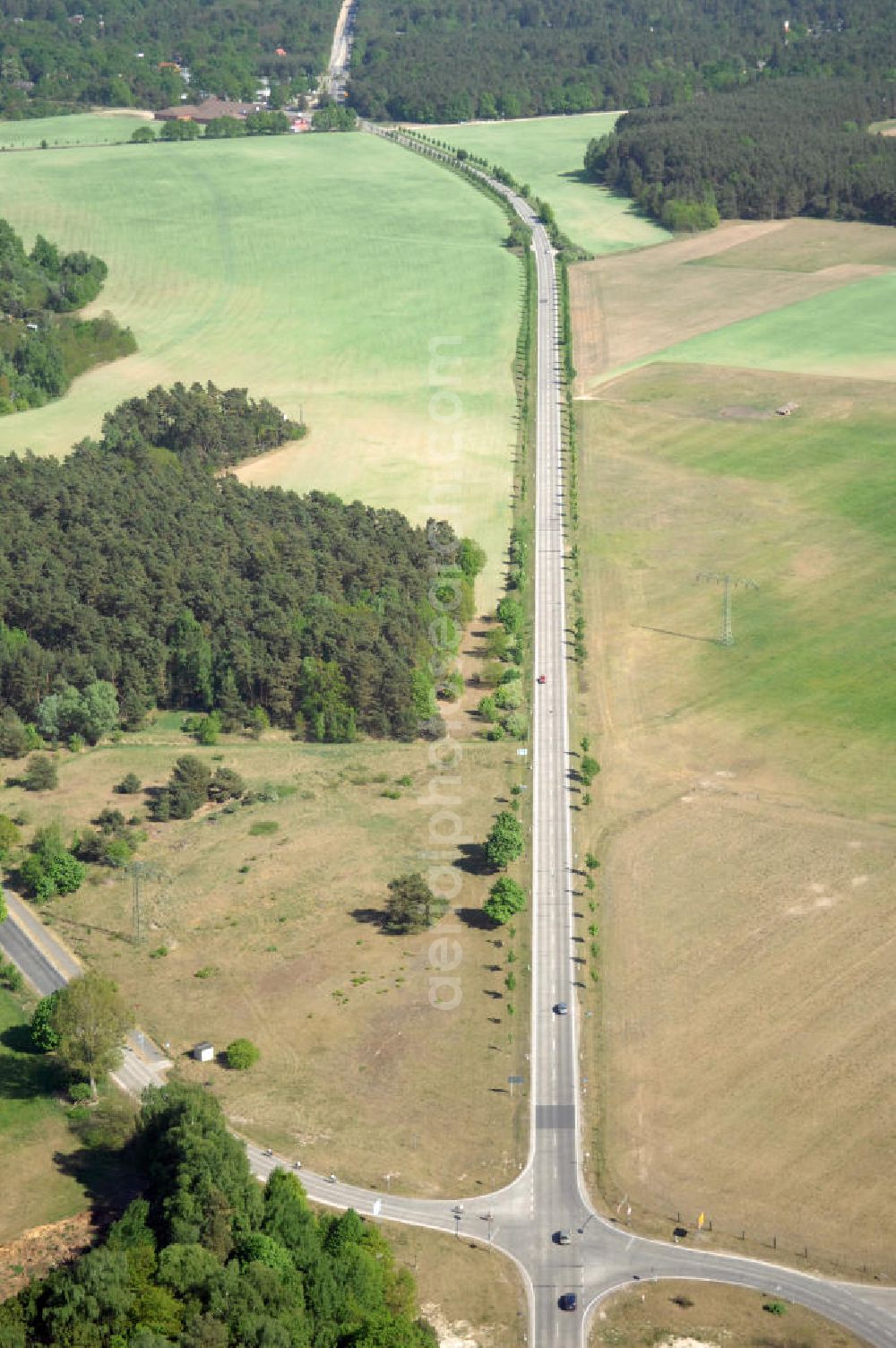 WANDLITZ from the bird's eye view: Blick auf die Ortsduchfahrung B 273 im südlichen Ortsbereich von Wandlitz. Landesbetrieb Straßenwesen Brandenburg (