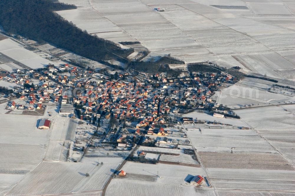 Aerial photograph Ober-Hilbersheim - The local village of Ober-Hilbersheim in winter. A little snowed village with surrounding snowcapped fields in the Mainz-Bingen district in Rhineland-Palatinate