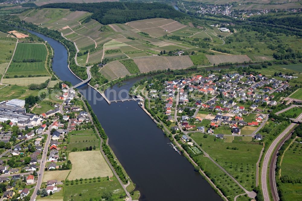 Schoden from above - The municipality Schoden on the banks of the Saar area. On the opposite side of the river is the town Biebelhausen. The towns are situated at the mouth of Saar into Saarkanal. In the background are numerous areas to watch for viticulture. The places are in the state of Rhineland-Palatinate