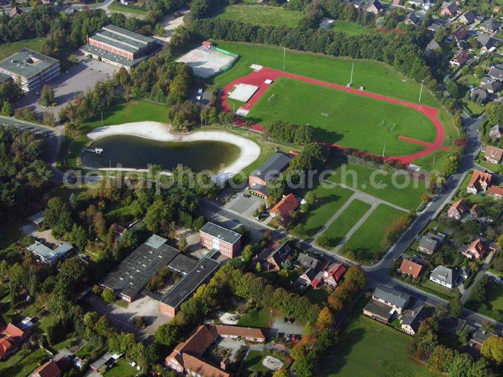 Aerial photograph Friedeburg - 18.10.2005 Friedeburg; Die Ortschaft Friedeburg ist mit ca. 2.933 Einwohnern die größte Ortschaft der Gemeinde und Sitz der Verwaltung. 625 Schüler werden im Sekundarbereich I in der Schule „Altes Amt Friedeburg“ (Ganztagsschule) in Friedeburg unterrichtet unterteilt in Haupt und Realschule.