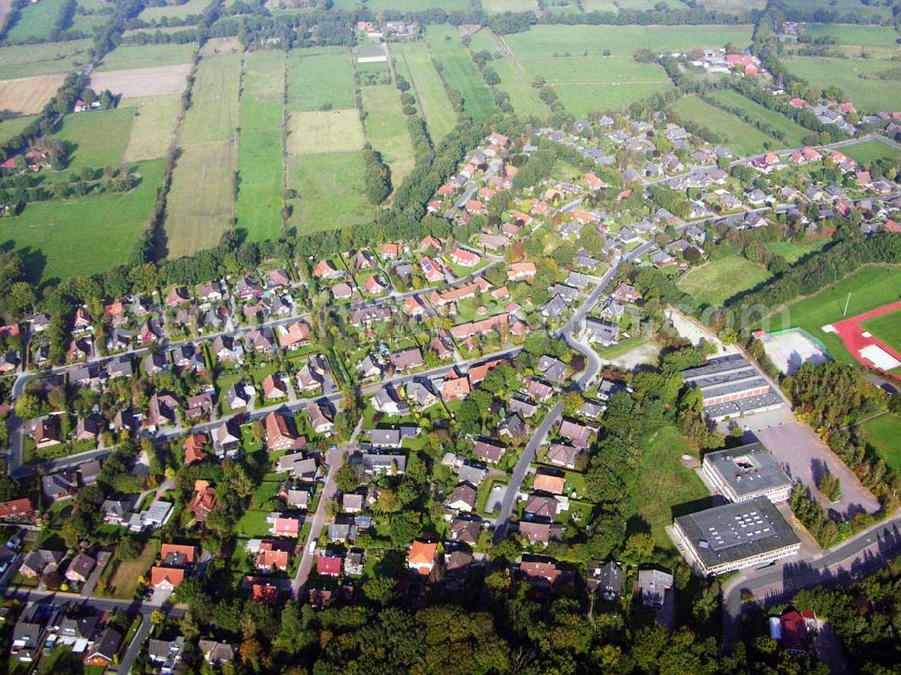 Friedeburg from above - 18.10.2005 Friedeburg; Die Ortschaft Friedeburg ist mit ca. 2.933 Einwohnern die größte Ortschaft der Gemeinde und Sitz der Verwaltung. 625 Schüler werden im Sekundarbereich I in der Schule „Altes Amt Friedeburg“ (Ganztagsschule) in Friedeburg unterrichtet unterteilt in Haupt und Realschule.