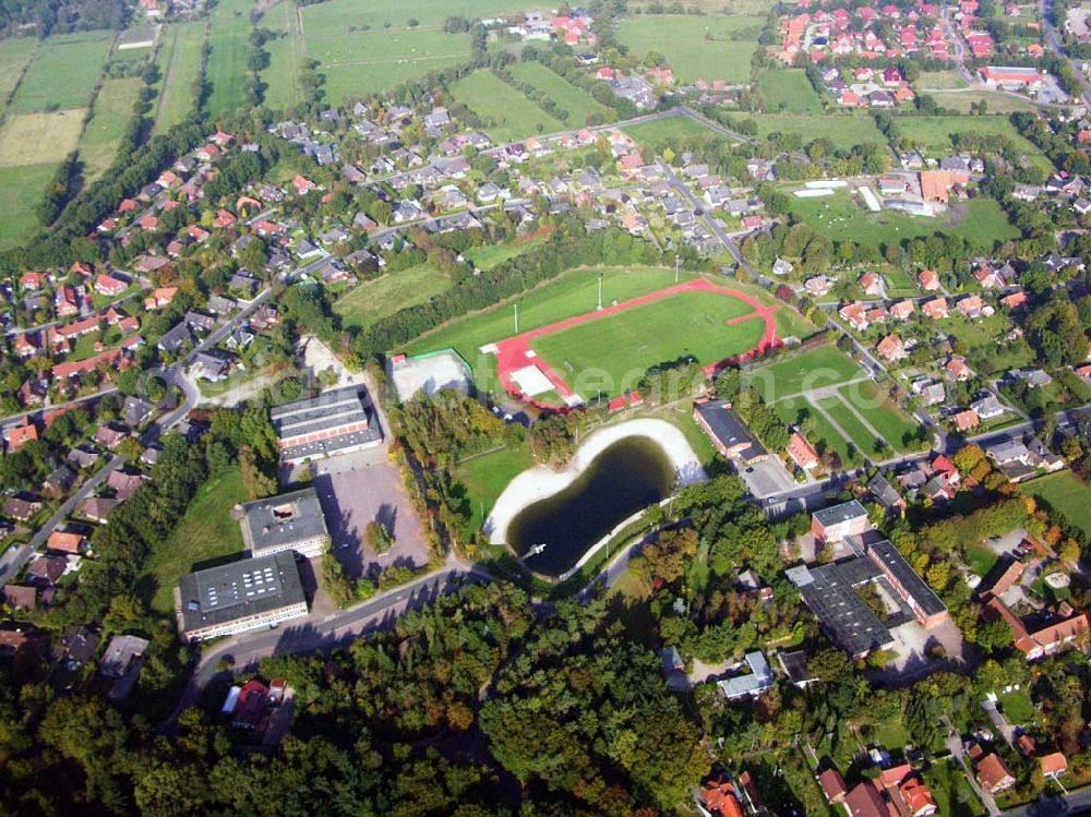 Friedeburg from the bird's eye view: 18.10.2005 Friedeburg; Die Ortschaft Friedeburg ist mit ca. 2.933 Einwohnern die größte Ortschaft der Gemeinde und Sitz der Verwaltung. 625 Schüler werden im Sekundarbereich I in der Schule „Altes Amt Friedeburg“ (Ganztagsschule) in Friedeburg unterrichtet unterteilt in Haupt und Realschule.