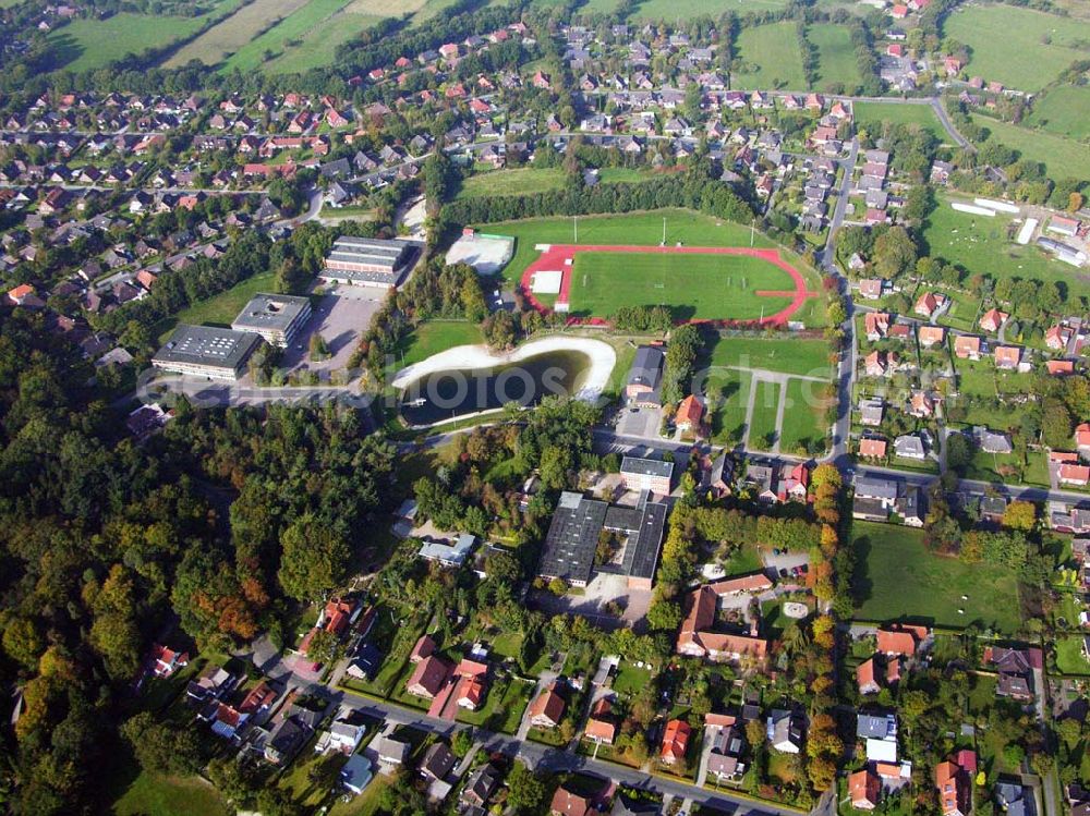 Aerial photograph Friedeburg - 18.10.2005 Friedeburg; Die Ortschaft Friedeburg ist mit ca. 2.933 Einwohnern die größte Ortschaft der Gemeinde und Sitz der Verwaltung. 625 Schüler werden im Sekundarbereich I in der Schule „Altes Amt Friedeburg“ (Ganztagsschule) in Friedeburg unterrichtet unterteilt in Haupt und Realschule.