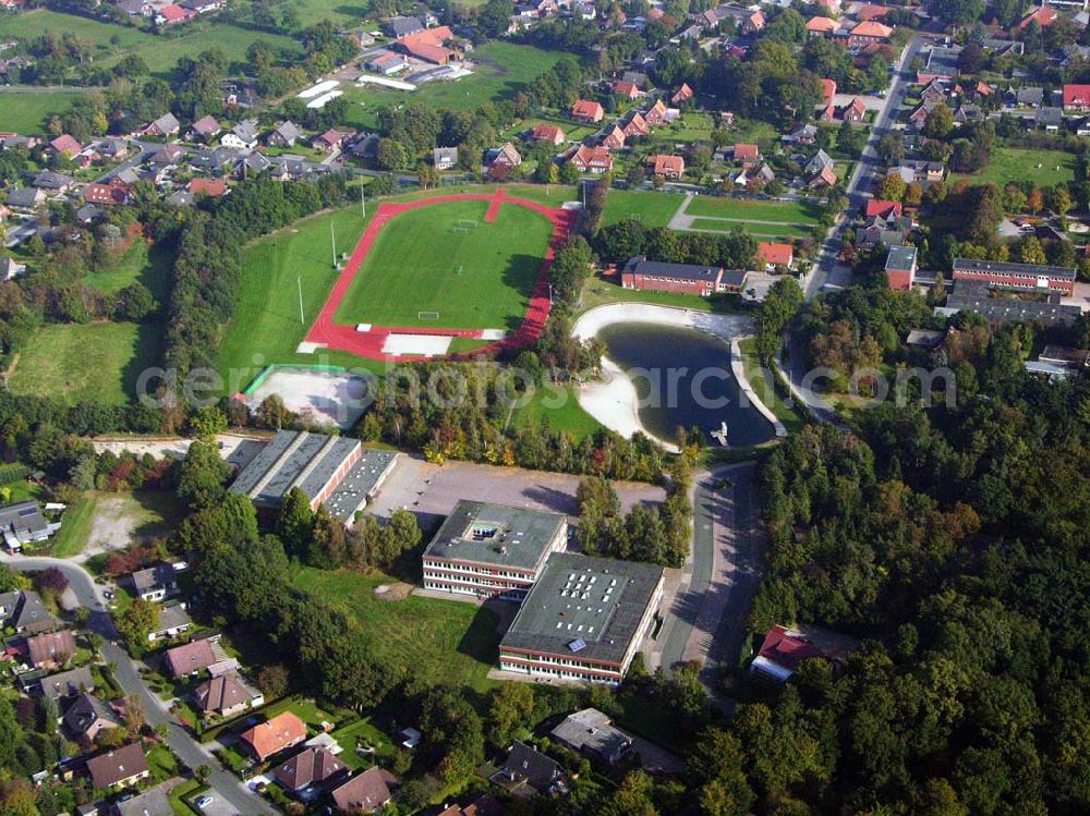 Friedeburg from above - 18.10.2005 Friedeburg; Die Ortschaft Friedeburg ist mit ca. 2.933 Einwohnern die größte Ortschaft der Gemeinde und Sitz der Verwaltung. 625 Schüler werden im Sekundarbereich I in der Schule „Altes Amt Friedeburg“ (Ganztagsschule) in Friedeburg unterrichtet unterteilt in Haupt und Realschule.