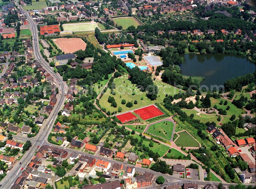 Kamp-Lintfort from above - Geisbruch Village on the banks of the area Pappelsee in Kamp-Lintfort in the state North Rhine-Westphalia