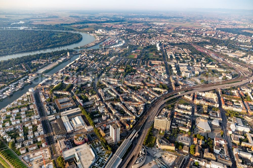 Aerial photograph Ludwigshafen am Rhein - Village center between the banks of the Rhine- river and the railway tracks in Ludwigshafen am Rhein in the state Rhineland-Palatinate, Germany