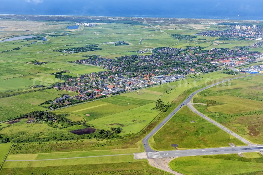 Sylt-Ost from above - Center on the seacoast of North Sea on Sylt Island in Tinnum in the state Schleswig-Holstein