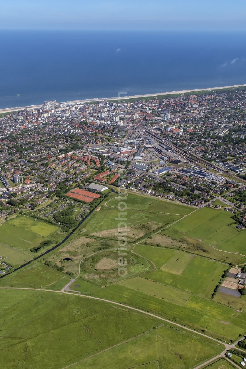 Aerial photograph Sylt-Ost - Center on the seacoast of North Sea on Sylt Island in Tinnum in the state Schleswig-Holstein