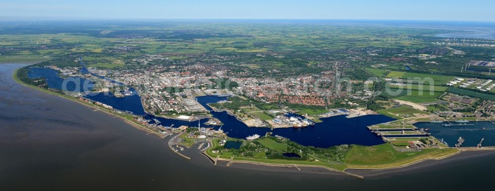 Wilhelmshaven from the bird's eye view: Center on the seacoast of North Sea in Wilhelmshaven in the state Lower Saxony