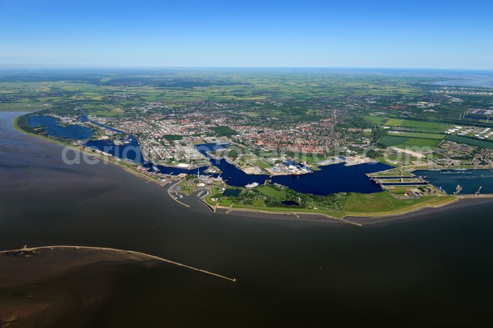 Aerial image Wilhelmshaven - Center on the seacoast of North Sea in Wilhelmshaven in the state Lower Saxony