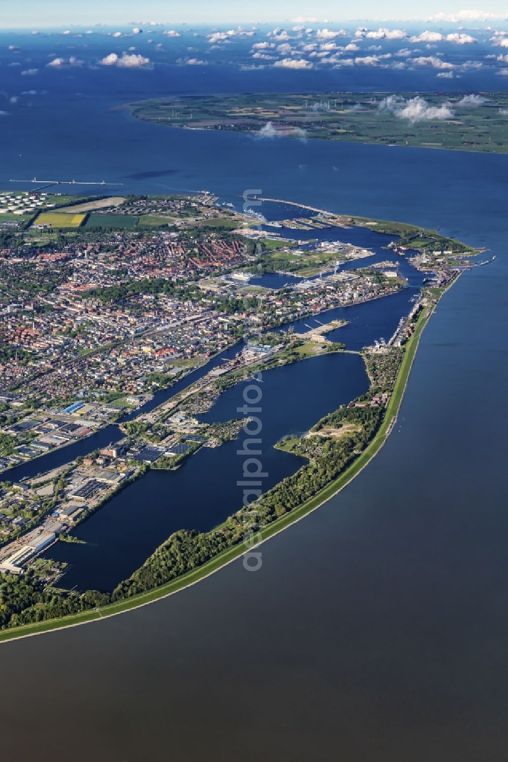 Aerial photograph Wilhelmshaven - Center on the seacoast of North Sea in Wilhelmshaven in the state Lower Saxony