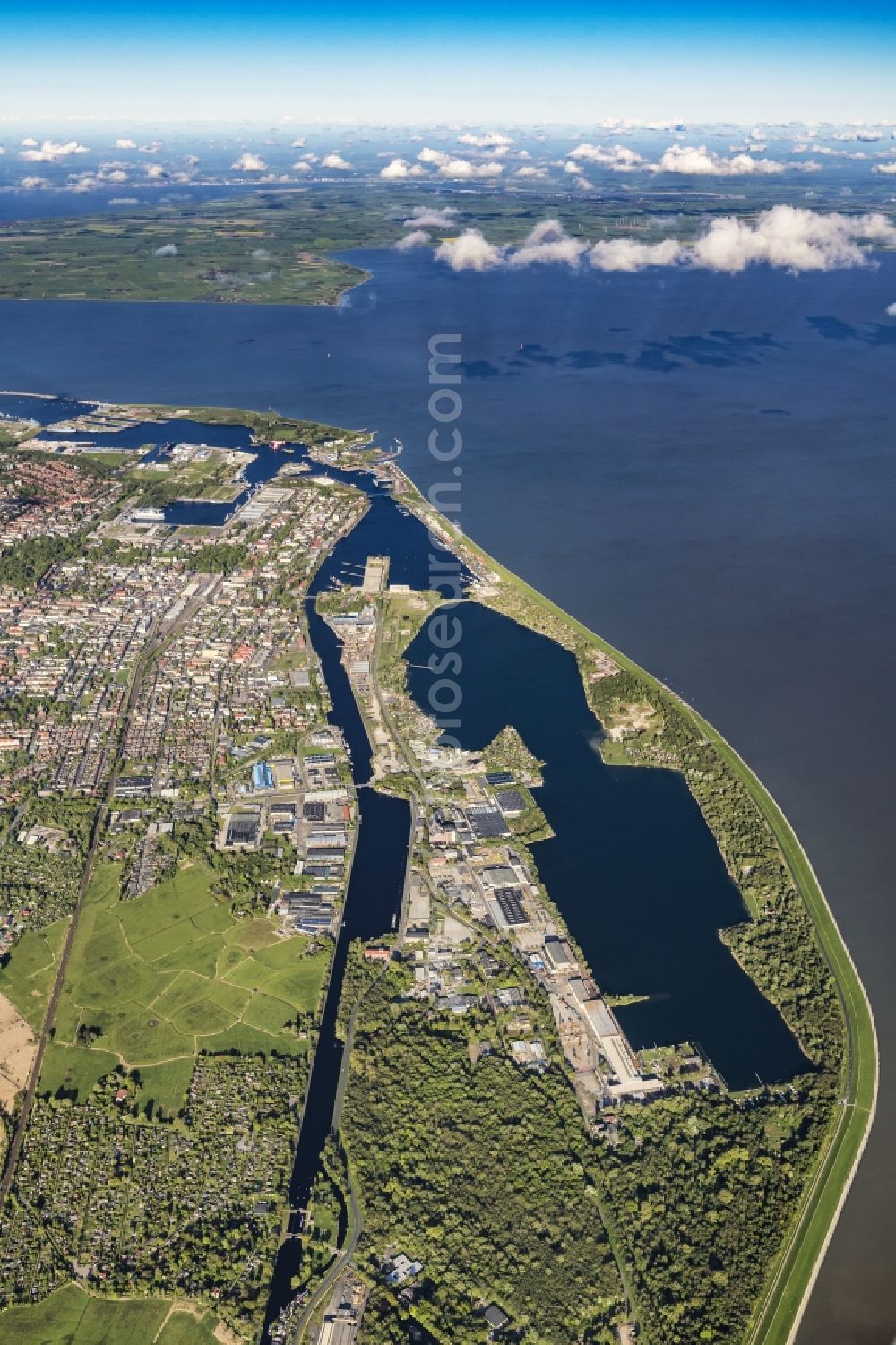 Wilhelmshaven from the bird's eye view: Center on the seacoast of North Sea in Wilhelmshaven in the state Lower Saxony