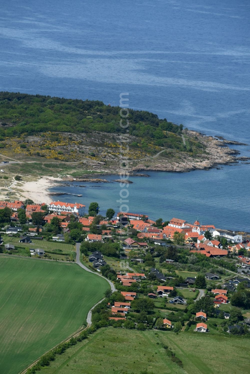 Allinge- Sandvig from the bird's eye view: Center on the seacoast of Baltic Sea on Bornholm Island in Sandvig Sogn in Region Hovedstaden, Denmark