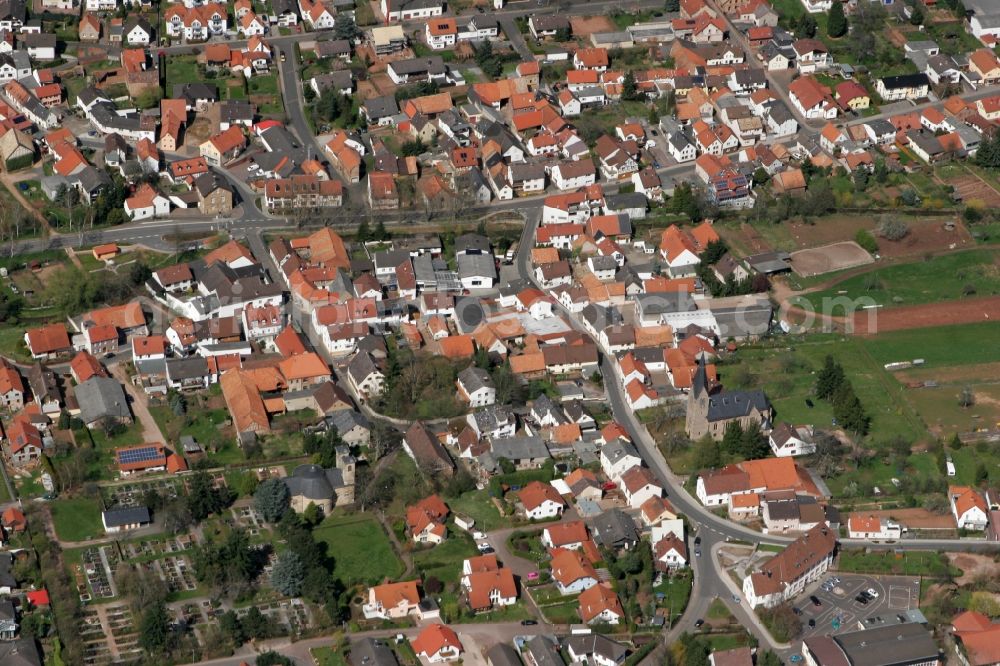 Weinsheim from the bird's eye view: View of the center of the small town community Weinsheim with family houses and church with cemetery along the Saarbruecker Strasse in the state of Rhineland-Palatinate