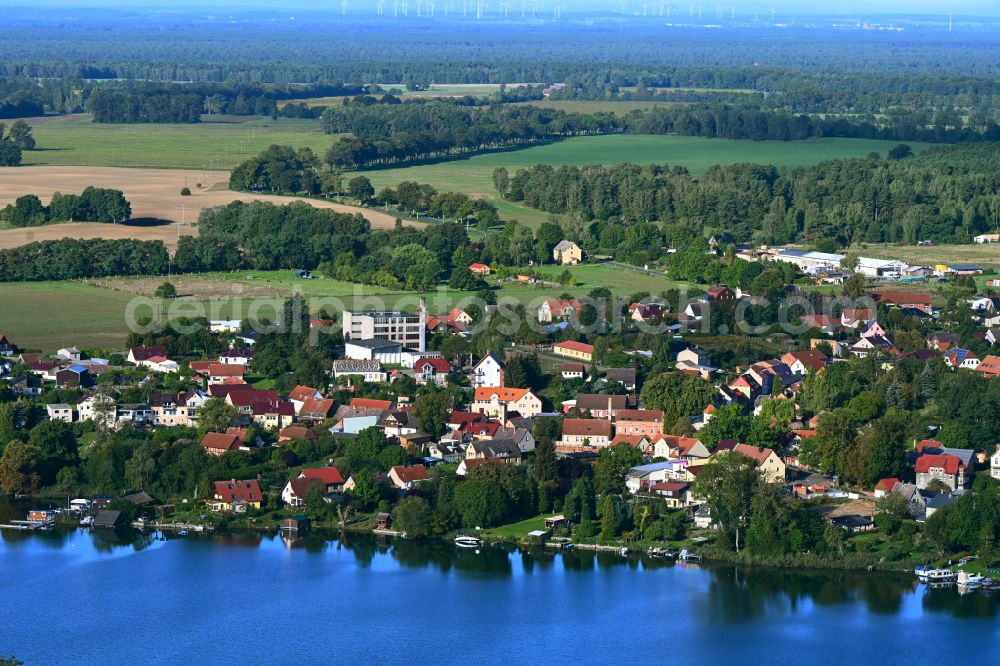 Flecken Zechlin from the bird's eye view: Village on the banks of the area lake of Schwarzer See in Flecken Zechlin in the state Brandenburg, Germany