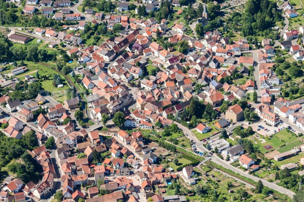 Alsenz from the bird's eye view: Village on the banks of the area Alsenz - river course in Alsenz in the state Rhineland-Palatinate, Germany