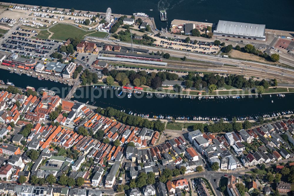 Rostock from the bird's eye view: Village on the banks of the area Alter Strom - river course in the district Warnemuende in Rostock in the state Mecklenburg - Western Pomerania, Germany