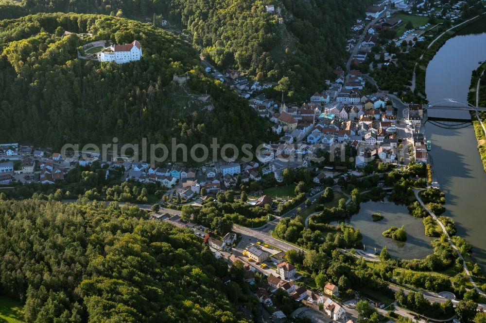 Aerial photograph Riedenburg - Village on the banks of the area Altmuehl - river course in Riedenburg in the state Bavaria, Germany