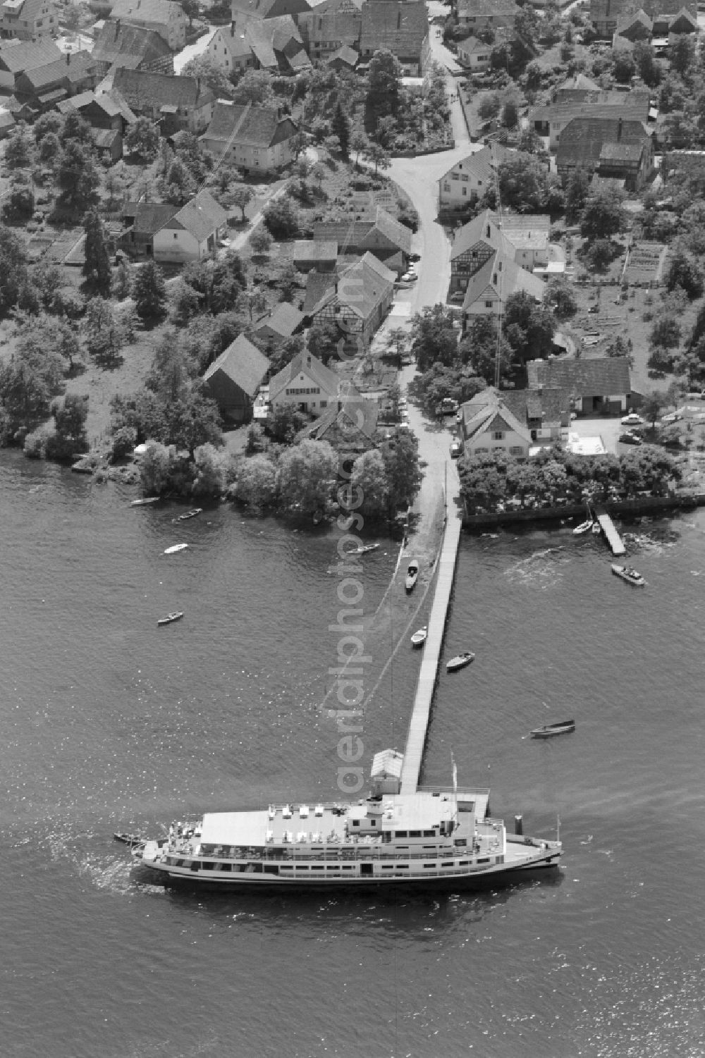 Aerial image Dingelsdorf - Village on the banks of the area lake Ueberlinger See - Bodensee on street Zur Schiffslaende in Dingelsdorf in the state Baden-Wuerttemberg, Germany