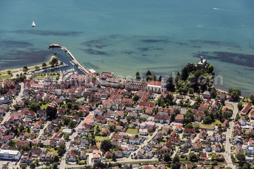 Langenargen from the bird's eye view: Village on the banks of the area Lake Constance in Langenargen in the state Baden-Wuerttemberg, Germany