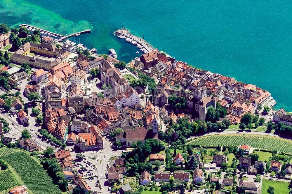 Aerial photograph Meersburg - Village on the banks of the area Lake Constance in Meersburg in the state Baden-Wuerttemberg