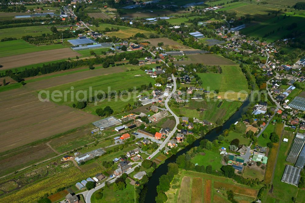 Neuengamme from the bird's eye view: Village on the banks of the area Dove-Elbe - river course on street Neuengammer Hausdeich in Neuengamme in the state Hamburg, Germany