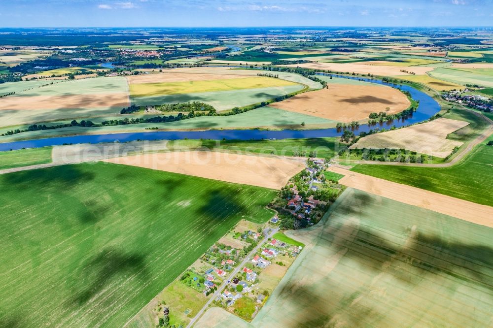 Mühlberg/Elbe from the bird's eye view: Village on the banks of the area Elbe - river course in Altbelgern in the state Brandenburg, Germany