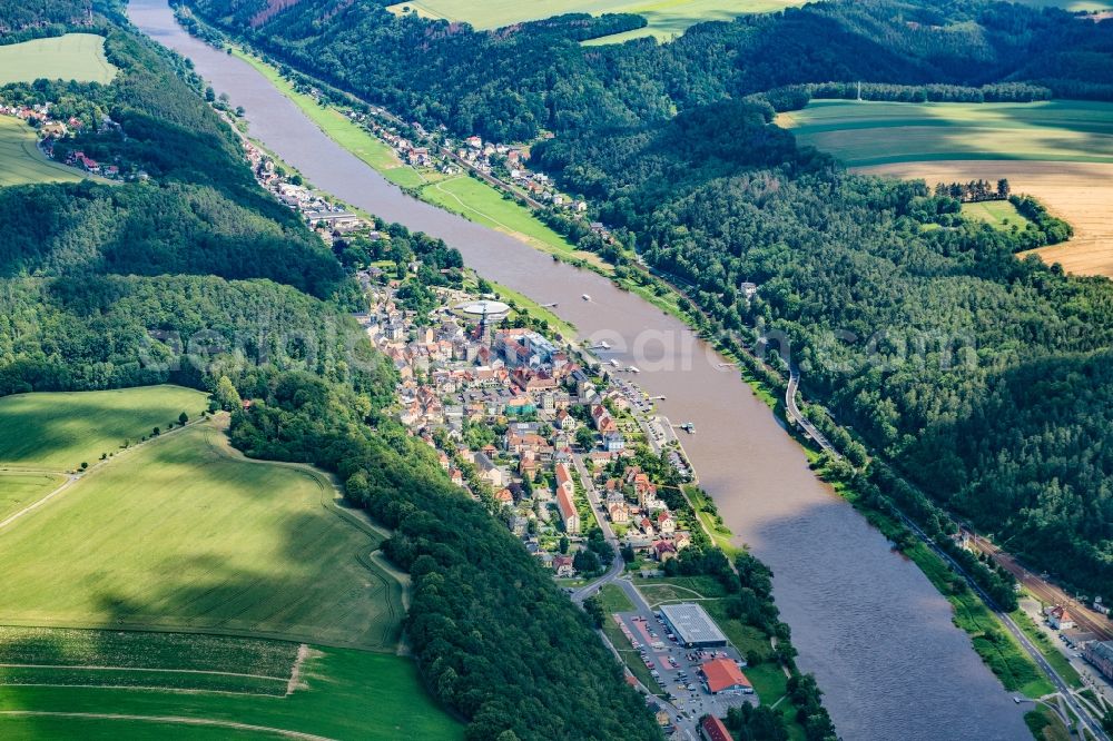 Aerial photograph Bad Schandau - Town center on the banks of the Elbe - river course in Bad Schandau in Saxon Switzerland in the state Saxony, Germany