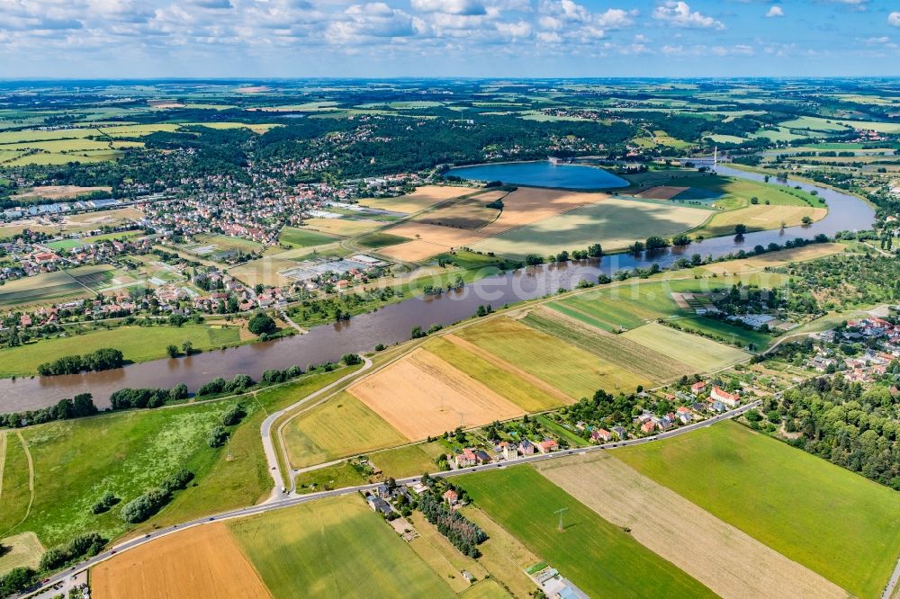 Aerial photograph Cossebaude - Village on the banks of the area Elbe - river course in Cossebaude in the state Saxony, Germany