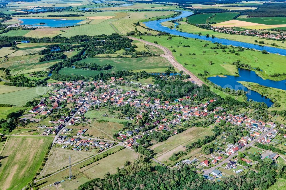 Derben from the bird's eye view: Village on the banks of the area Elbe - river course in Derben in the state Saxony-Anhalt, Germany