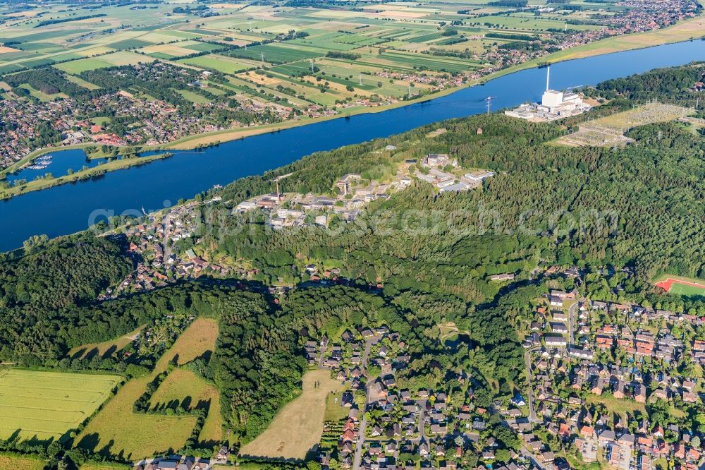 Geesthacht from the bird's eye view: Village on the banks of the area Elbe - river course in Geesthacht - Gruenhof in the state Schleswig-Holstein, Germany