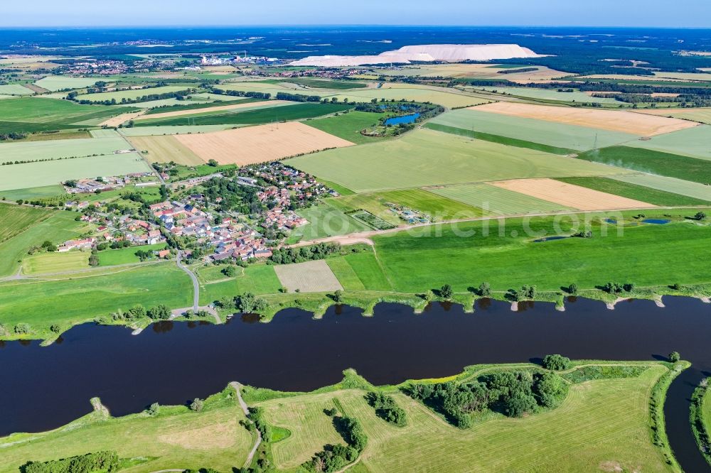 Aerial image Heinrichsberg - Village on the banks of the area Elbe - river course in Heinrichsberg in the state Saxony-Anhalt, Germany