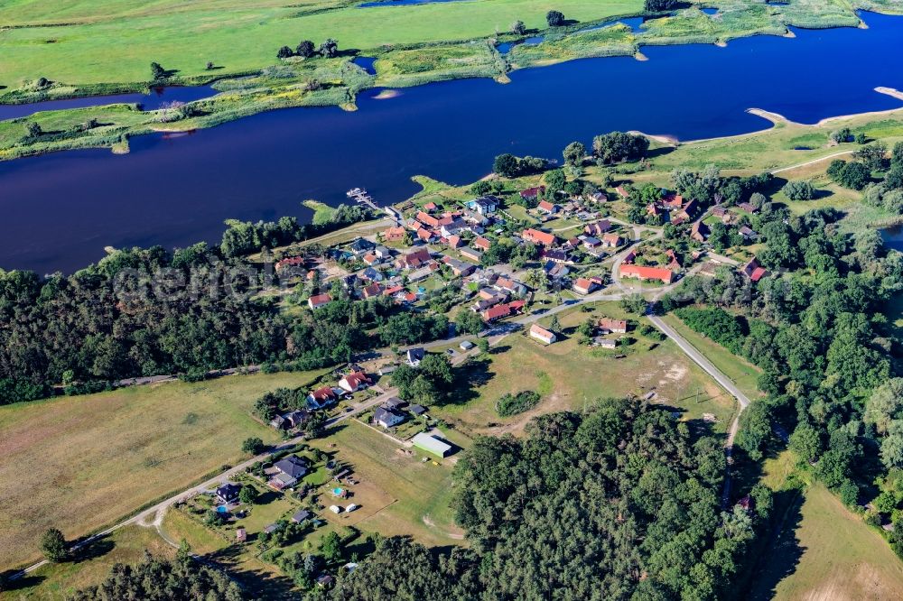 Hinzdorf from the bird's eye view: Village on the banks of the area Elbe - river course in Hinzdorf in the state Brandenburg, Germany