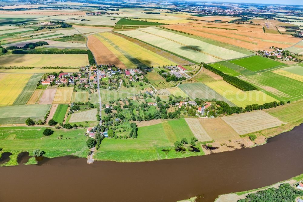 Hirschstein from the bird's eye view: Village on the banks of the area Elbe - river course in Hirschstein-Boritz in the state Saxony, Germany