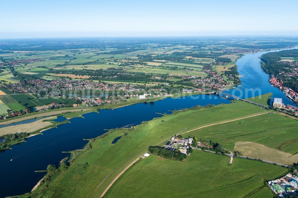 Aerial photograph Hohnstorf (Elbe) - Village on the banks of the area Elbe - river course in Hohnstorf (Elbe) in the state Lower Saxony, Germany