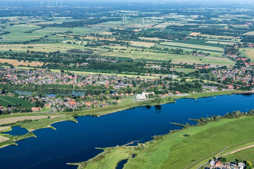 Hohnstorf (Elbe) from above - Village on the banks of the area Elbe - river course in Hohnstorf (Elbe) in the state Lower Saxony, Germany