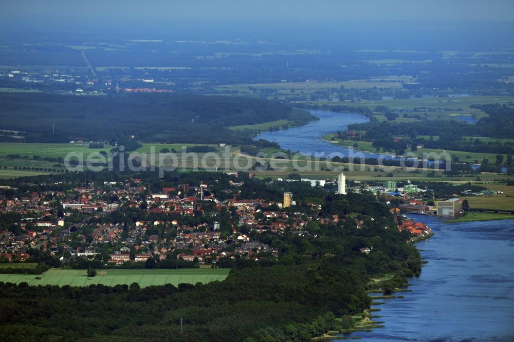 Lauenburg Elbe from the bird's eye view: Village on the banks of the area Elbe - river course in Lauenburg Elbe in the state Schleswig-Holstein