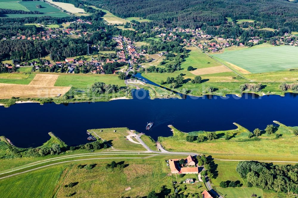 Aerial photograph Neu Darchau - Village on the banks of the area Elbe - river course in Neu Darchau in the state Lower Saxony, Germany