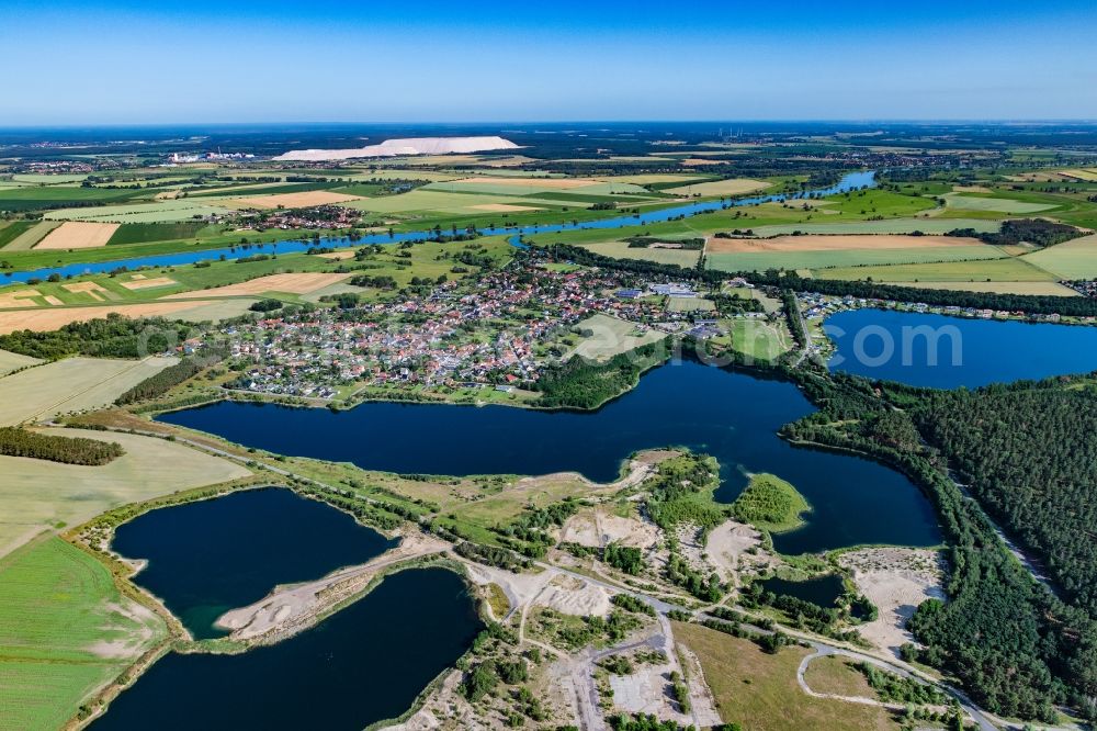 Aerial photograph Niegripp - Town center on the banks of the Elbe - river course and Niegripper See in Niegripp in the state Saxony-Anhalt, Germany