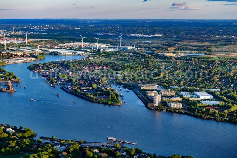 Hamburg from the bird's eye view: Village on the banks of the area Elbe - river course in the district Nienstedten in Hamburg, Germany