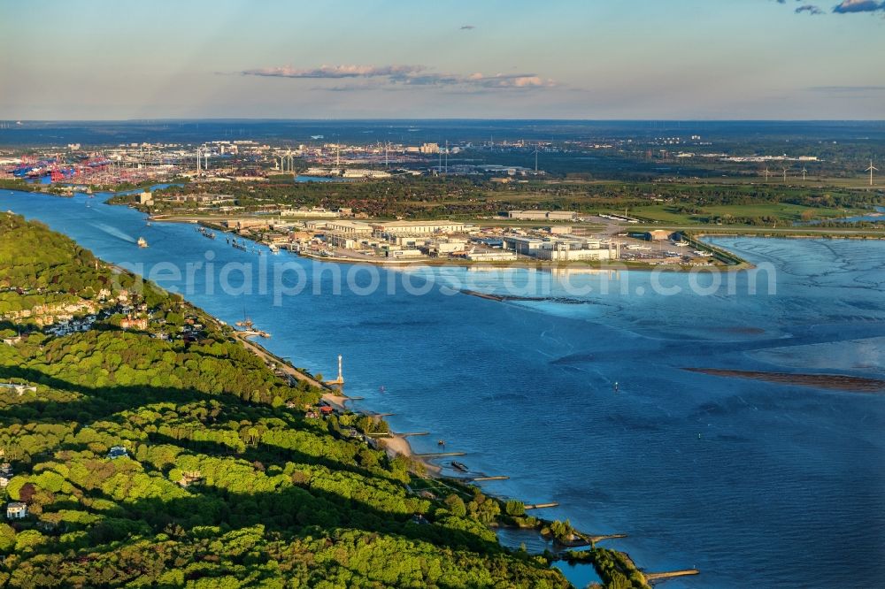 Aerial image Hamburg - Village on the banks of the area Elbe - river course in the district Nienstedten in Hamburg, Germany