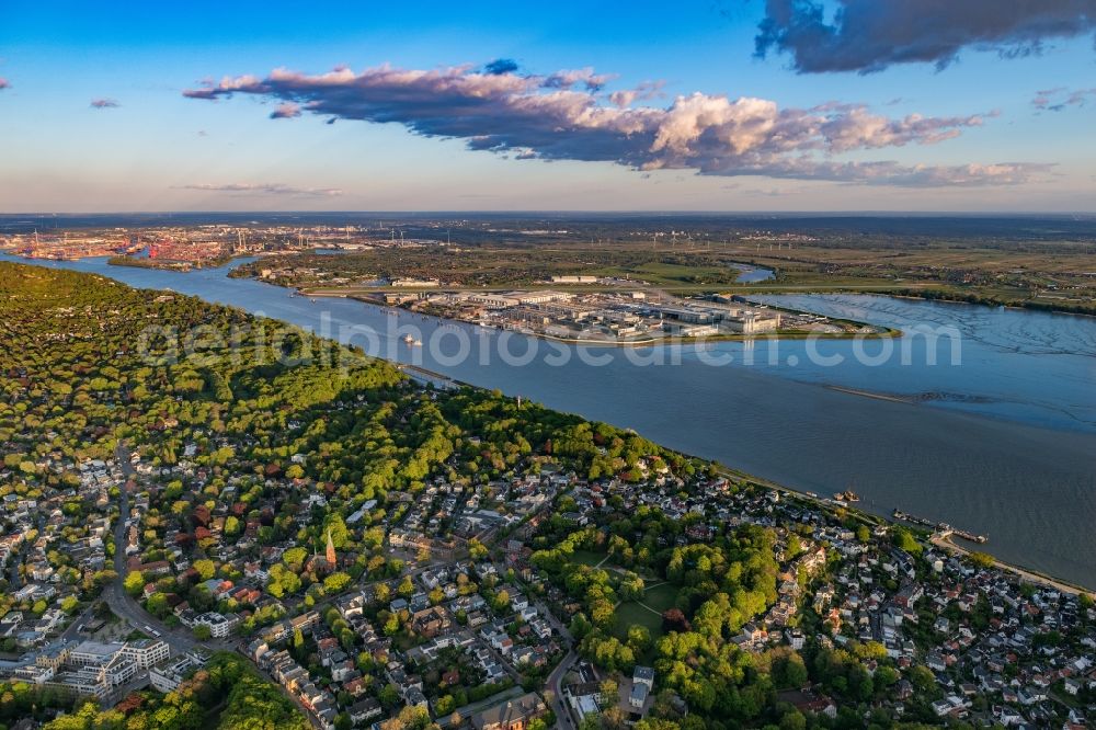 Aerial photograph Hamburg - Village on the banks of the area Elbe - river course in the district Nienstedten in Hamburg, Germany