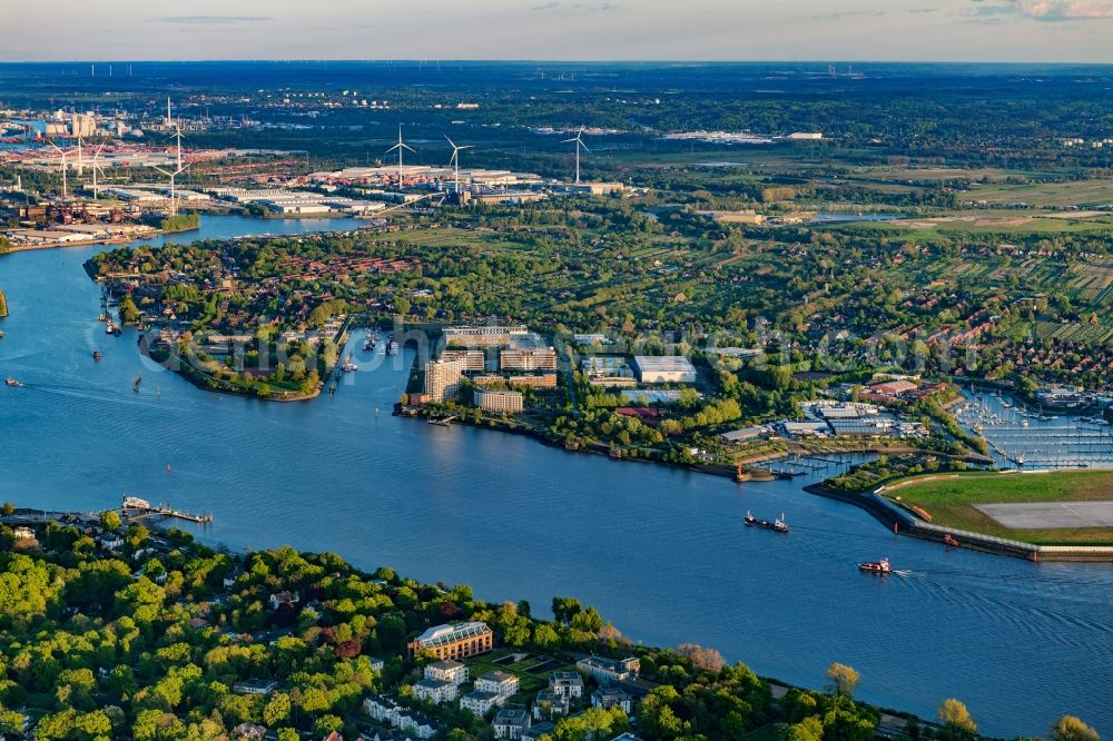 Hamburg from the bird's eye view: Village on the banks of the area Elbe - river course in the district Nienstedten in Hamburg, Germany