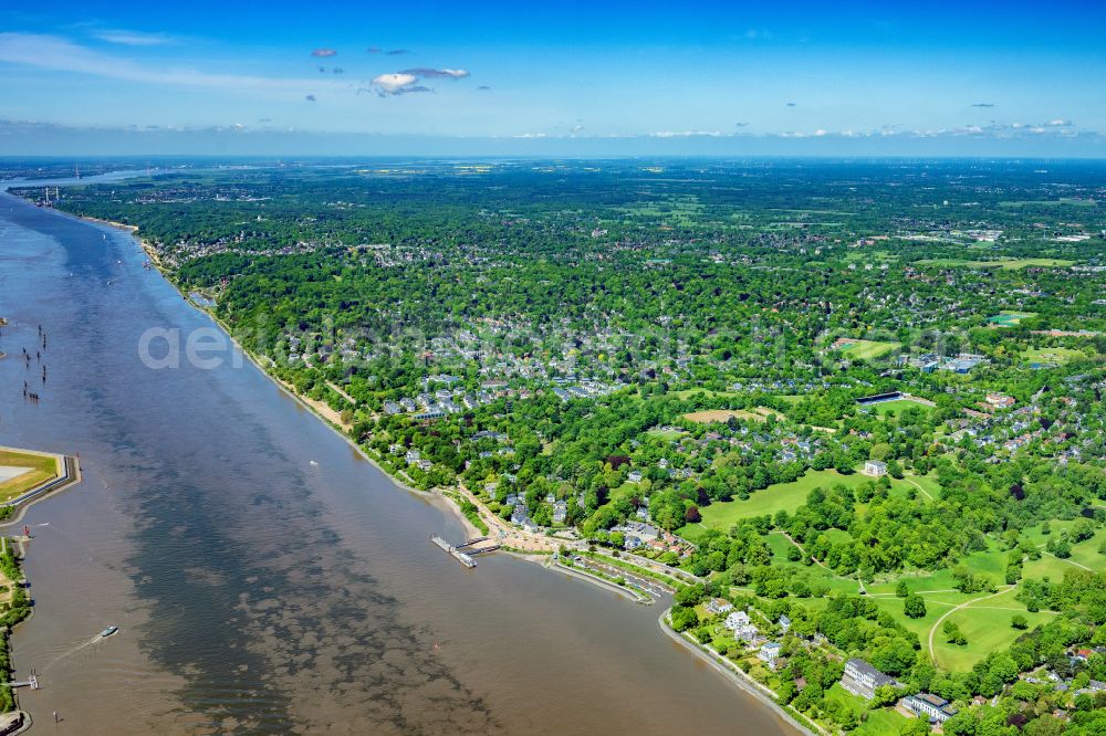 Hamburg from the bird's eye view: Village on the banks of the area Elbe - river course in the district Nienstedten in Hamburg, Germany