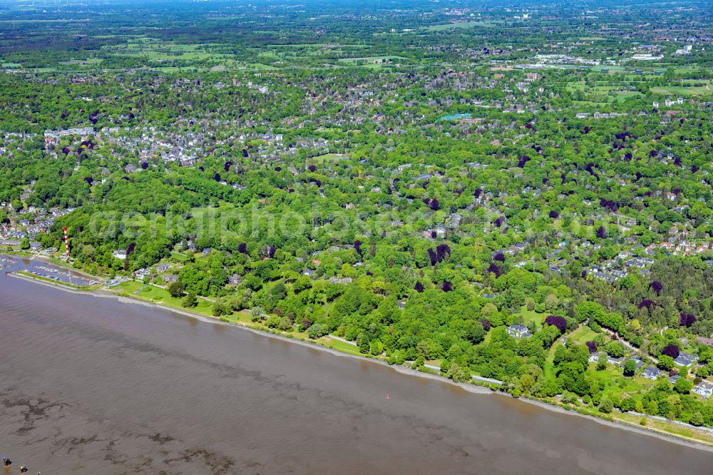 Hamburg from the bird's eye view: Village on the banks of the area Elbe - river course in the district Nienstedten in Hamburg, Germany