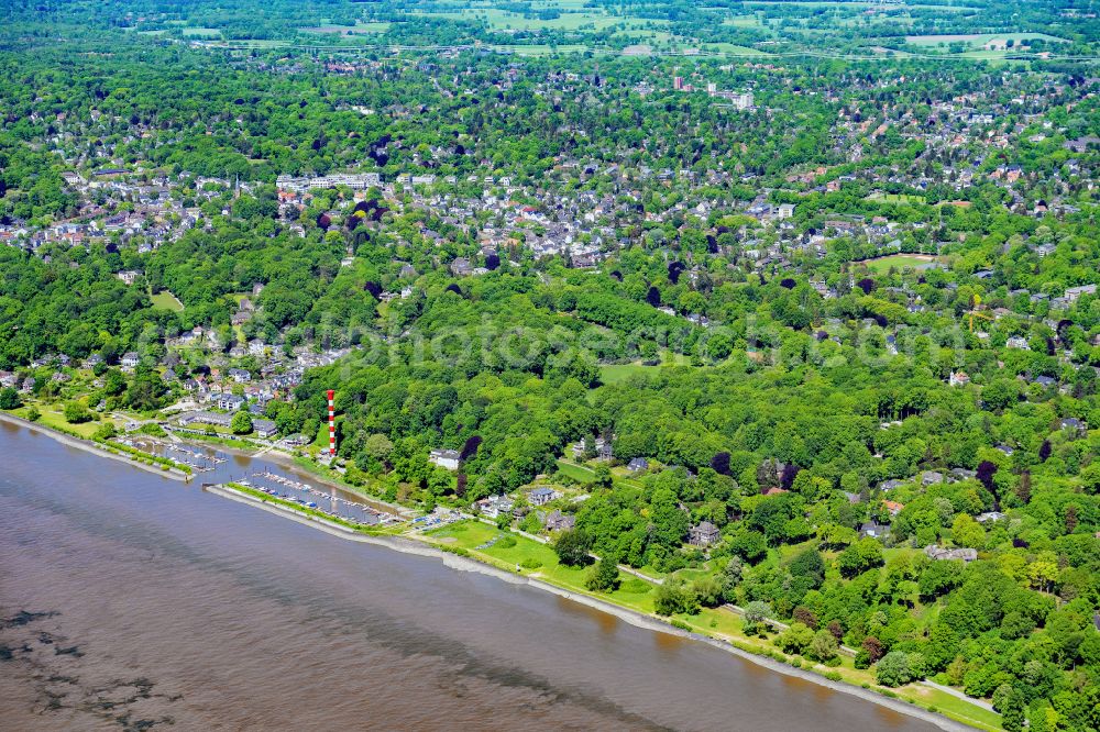 Aerial image Hamburg - Village on the banks of the area Elbe - river course in the district Nienstedten in Hamburg, Germany