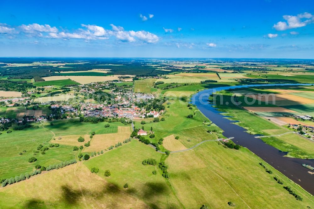 Pretzsch (Elbe) from the bird's eye view: Village on the banks of the area Elbe - river course in Pretzsch (Elbe) in the state Saxony-Anhalt, Germany