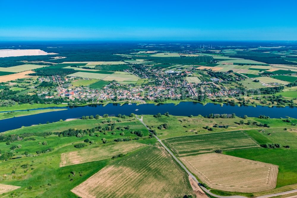 Rogätz from the bird's eye view: Village on the banks of the area Elbe - river course in Rogaetz in the state Saxony-Anhalt, Germany