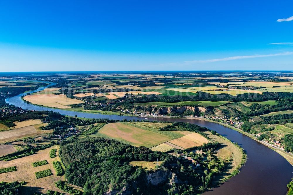 Seusslitz from above - Village on the banks of the area Elbe - river course in Seusslitz in the state Saxony, Germany