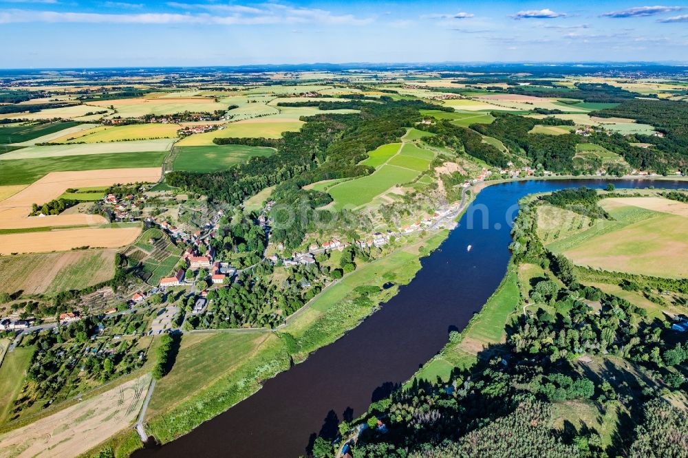 Seusslitz from the bird's eye view: Village on the banks of the area Elbe - river course in Seusslitz in the state Saxony, Germany